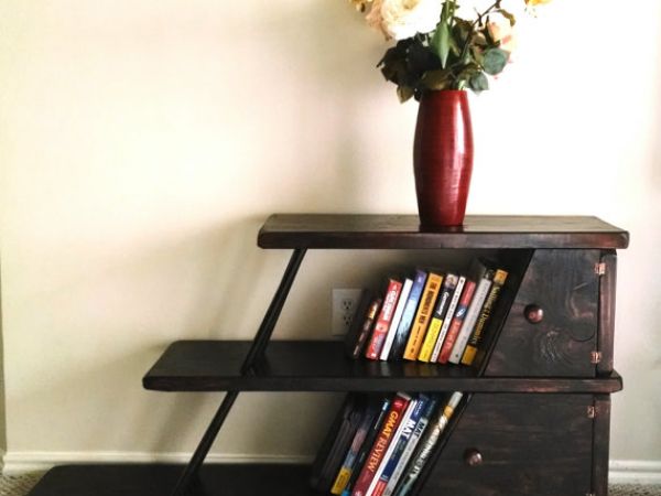 Leaning bookshelf